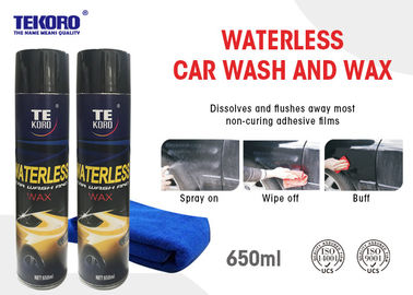 El uso sin agua de las superficies exteriores del vehículo del lavado y de la cera con la raya libera brillo